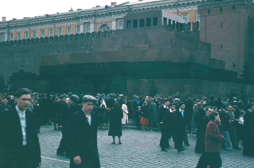 Толпа у Мавзолея Ленина на Красной площади.