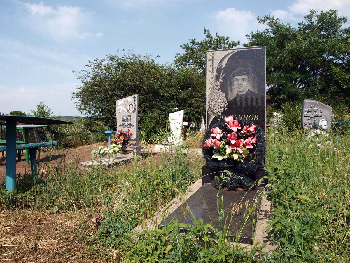 Могила Николая Лукьянова на кладбище на окраине Славянска